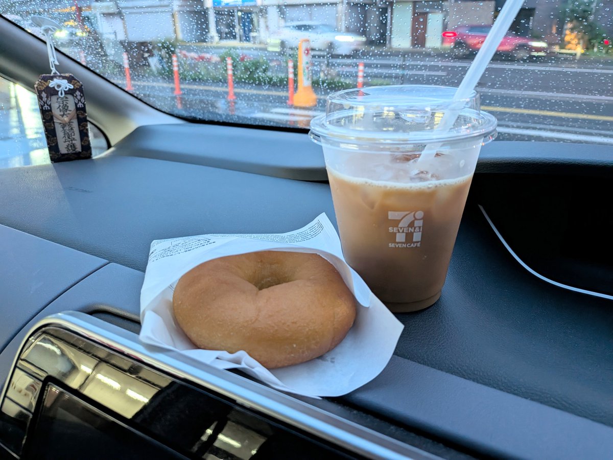 tama69007461's tweet photo. 娘バイト→バイトの移動
1時間しかないのに雨だったから送ってあげたよ〜🚙
お腹すいたので、セブンで揚げたドーナツ🍩
あったかい(^o^)
いただきます(^o^)
#セブンカフェ https://t.co/e2RwlBXNwR