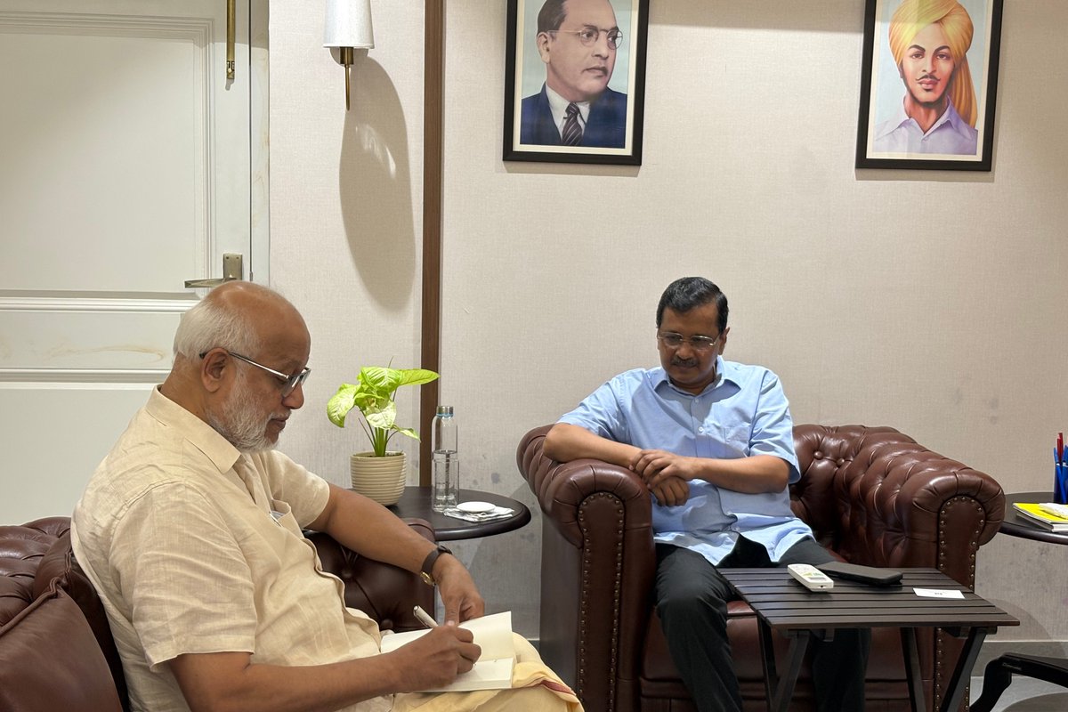 cpimspeak's tweet photo. CPI(M) General Secretary M A Baby visited Aam Aadmi Party National Convenor and former Delhi Chief Minister Arvind Kejriwal at his residence in Lodhi Road, New Delhi, and discussed about the Enforcement Directorate's illegal actions targeting CPI(M) Polit Bureau member, former Chief Minister and present Leader of Opposition in Keralam Pinarayi Vijayan and the developments following the publication of the Indian Express report exposing the authoritarian manner in which the Chief Election Commissioner is functioning. 

Comrade M A Baby highlighted the extraordinary situation in which the credibility of the Election Commission and Indian democracy is at stake and expressed the urgent need for coordinated action to defend constitutional values and citizens' right to vote. He also invited Arvind Kejriwal to attend protest meetings being organized by the Left Democratic Front in Keralam against the misuse of central investigative agencies and the attempt to undermine our federal republic.