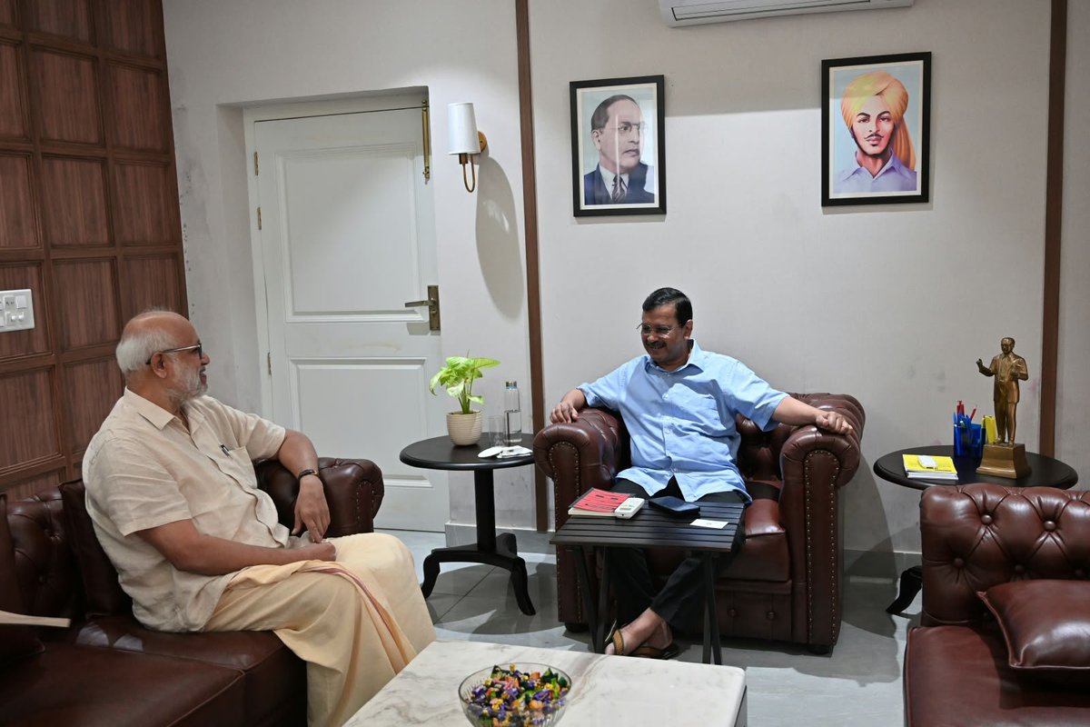 cpimspeak's tweet photo. CPI(M) General Secretary M A Baby visited Aam Aadmi Party National Convenor and former Delhi Chief Minister Arvind Kejriwal at his residence in Lodhi Road, New Delhi, and discussed about the Enforcement Directorate's illegal actions targeting CPI(M) Polit Bureau member, former Chief Minister and present Leader of Opposition in Keralam Pinarayi Vijayan and the developments following the publication of the Indian Express report exposing the authoritarian manner in which the Chief Election Commissioner is functioning. 

Comrade M A Baby highlighted the extraordinary situation in which the credibility of the Election Commission and Indian democracy is at stake and expressed the urgent need for coordinated action to defend constitutional values and citizens' right to vote. He also invited Arvind Kejriwal to attend protest meetings being organized by the Left Democratic Front in Keralam against the misuse of central investigative agencies and the attempt to undermine our federal republic.
