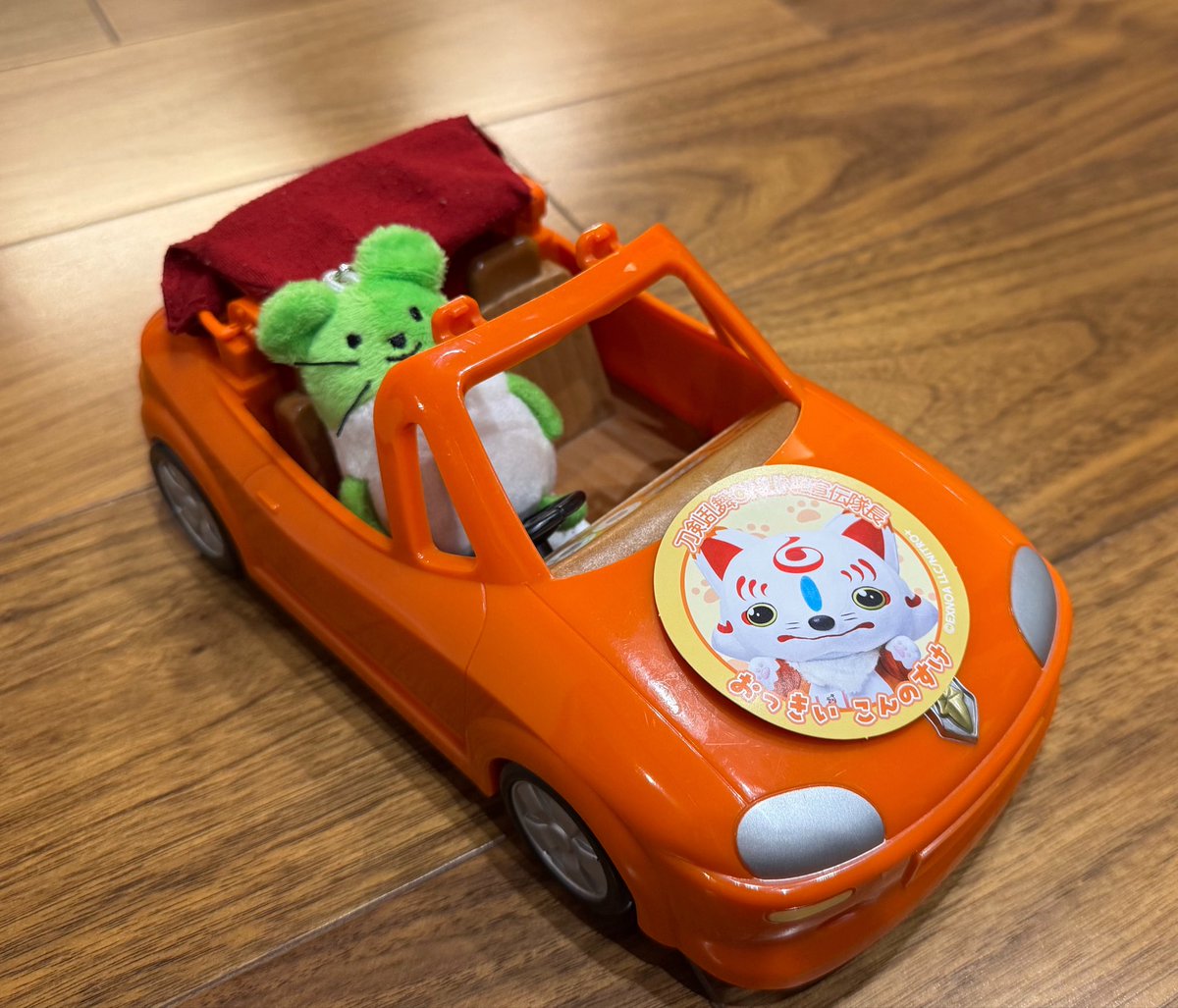 gurinaka's tweet photo. 1年ぶりのおっきいこんのすけ！
刀ぶんぶんしててきゃわでした🫶
テーマソングでお子もノリノリ〜なんとか待てて良かった...ｵﾃﾃﾌﾜﾌﾜ!!とのこと🦊
今回はちゃんと展示も観て回れた！
坂城名物のおしぼりうどん食べてロングスライダーしてねずこんお迎えして帰宅！赤疲労‼️ https://t.co/80VQnjXF3z