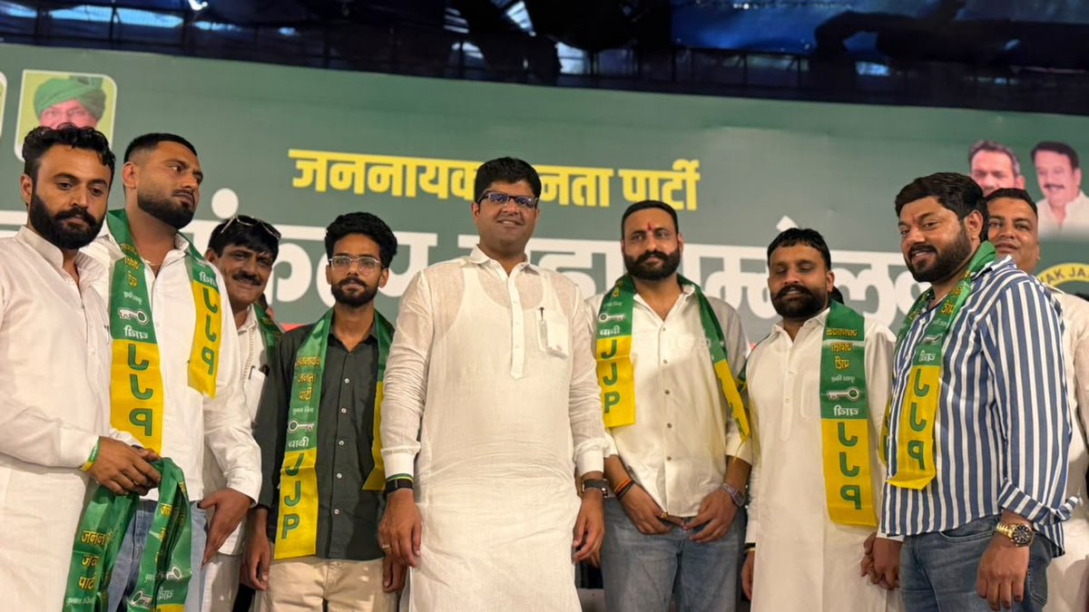 Dchautala's tweet photo. हिसार में आयोजित नवसंकल्प महासम्मेलन में भाई बबलू खटाना भाजपा छोड़, अपने सैकड़ों साथियों सहित जेजेपी में शामिल हुए हैं। सभी मेहनती साथियों का पार्टी में स्वागत है https://t.co/ThswBsPrAu