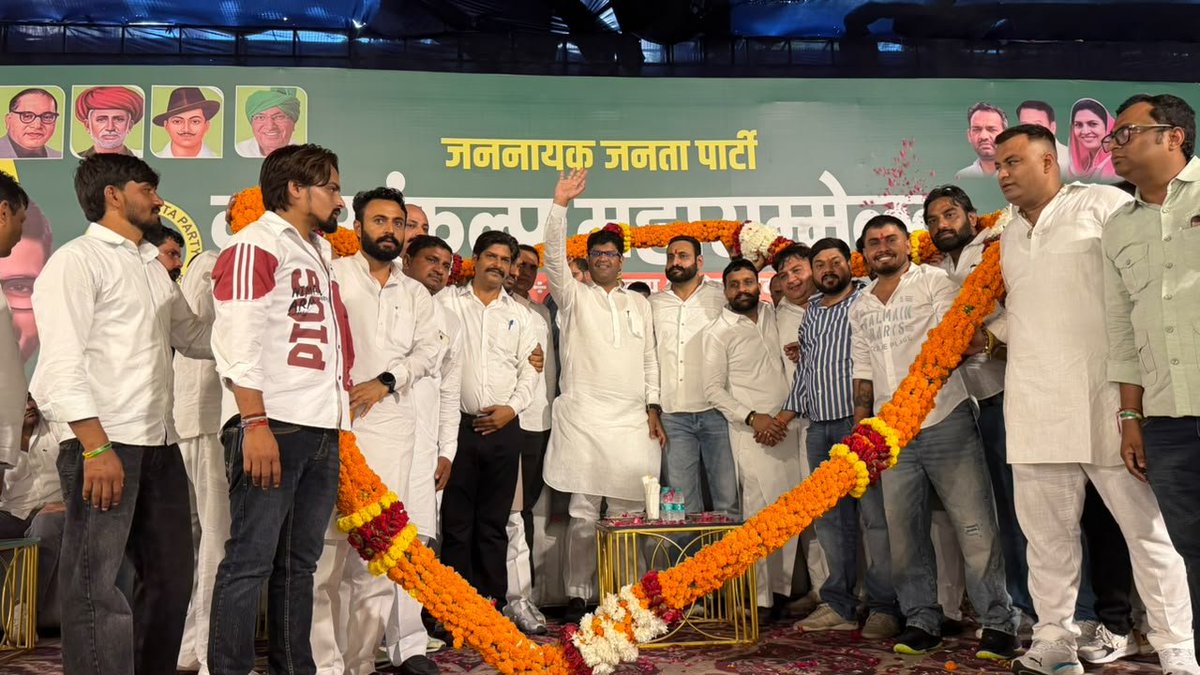 Dchautala's tweet photo. हिसार में आयोजित नवसंकल्प महासम्मेलन में भाई बबलू खटाना भाजपा छोड़, अपने सैकड़ों साथियों सहित जेजेपी में शामिल हुए हैं। सभी मेहनती साथियों का पार्टी में स्वागत है https://t.co/ThswBsPrAu