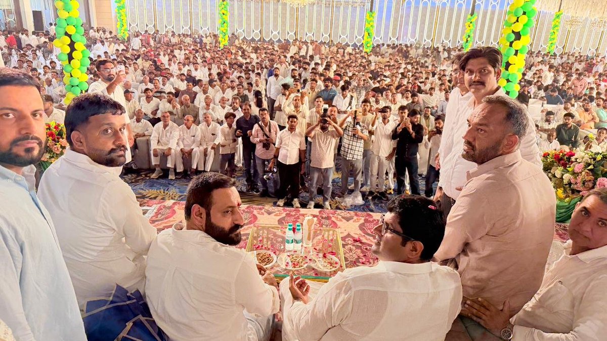 Dchautala's tweet photo. हिसार में आयोजित नवसंकल्प महासम्मेलन में भाई बबलू खटाना भाजपा छोड़, अपने सैकड़ों साथियों सहित जेजेपी में शामिल हुए हैं। सभी मेहनती साथियों का पार्टी में स्वागत है https://t.co/ThswBsPrAu