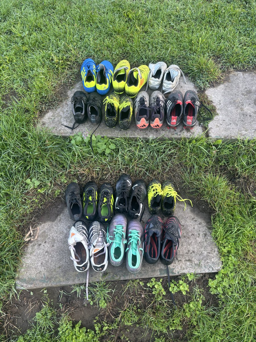 Kenny9Saunders's tweet photo. Over 80+ kids across both our sessions yesterday morning at Calderstones Park. Free Football coaching and now Free football boots for those kids who don’t have any, massive thank you to all those parents who have donated these boots below #FreeFootball #Freeboots https://t.co/vMq6LXcSyN
