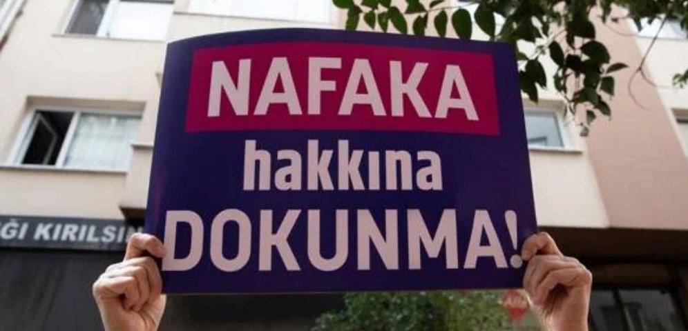 esikplatformu__'s tweet photo. 🟣 Nafaka hakkı yeniden hedefte: EŞİK’ten ‘oldubitti’ uyarısı

Adalet Bakanı Akın Gürlek'in, “süresiz nafaka” konusunda yeni yasal düzenlemenin ekim ayında Meclis gündemine gelecek yargı paketinde yer almasının planlandığını açıklamasının ardından, #nafaka tartışmalarında kamuoyuna yansıyan bazı iddiaların gerçek durumu yansıtmadığını savunan #EŞİK, yoksulluk nafakalarının çoğunlukla düşük miktarlarda belirlendiğine ve hükmedilen nafakaların bir bölümünün de tahsil edilemediğine dikkat çekti.
✒️ Dib Haber @demokrasiicin1 
https://t.co/XjCe3Za55j