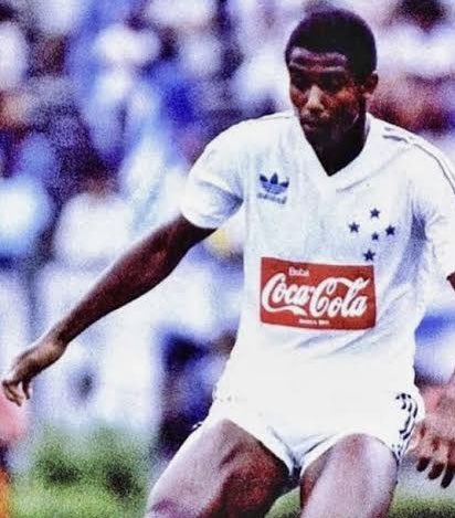 rogeriolucio77's tweet photo. CARECA foi meu primeiro ídolo no @Cruzeiro 

Decisivo, forte, gostava de jogo grande e jogou em um tempo em que a gente comemorava quando um jogador nosso era convocado para a Seleção Brasileira.
Bateu nas Frangas nas finais de 87 e 90.

Hoje ele faz aniversário (58).
Saúde! https://t.co/RUlPBfYfCw