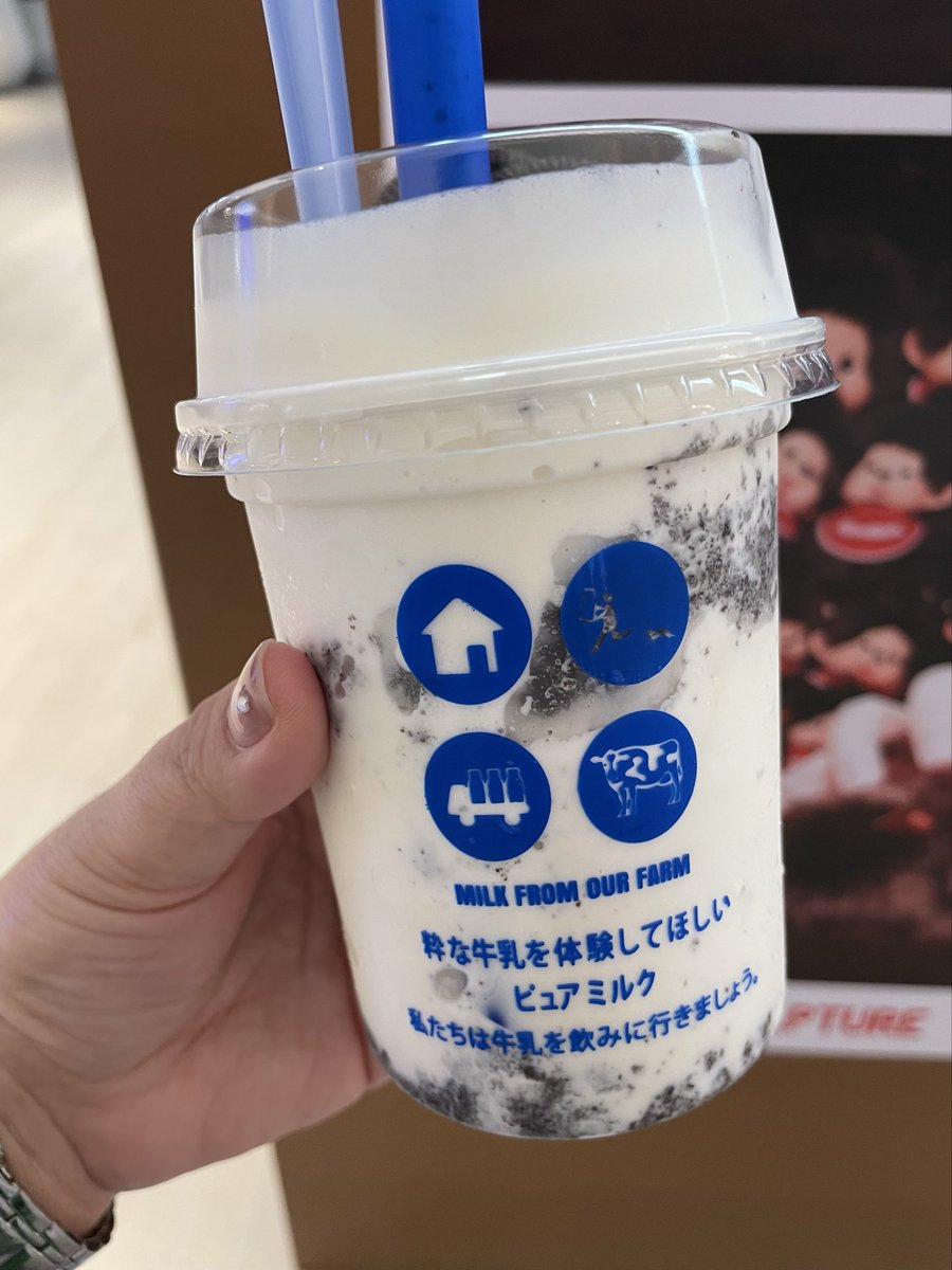 hcipyume26's tweet photo. เคยกินร้านนี้กันไหม !?! “Miruku Pan-Ya” พ้มสนใจเพราะเห็น content น้องๆ ช่องนืงที่พูดถึงประมาณว่า “ไม่อยากให้ร้านนี้หายไป หรือ สิ่งนี้หายไป” นี่แหละ แล้วบังเอิญไปเจอที่ Central World (ตอนแรกก่ะจะไปลองที่เซ็นทรัลลาดพร้าวเพราะนึกว่ามีเเค่ที่นี่กับที่จุฬา) ก็เลยลองเมนูเดียวกับที่น้องๆ เค้าเลิฟกันคือ ครีมชีสโอริโอ้ปั่น🥛🍪 หวาน0 

✨ก็ต้องบอกเลยว่ามันนัววววววมากแม่ ดูดเพลิน ข้างบนจะมีครีมชีสด้วยนะหนืดเหลวๆนัวๆๆๆๆ กับมีความหวานของตัวโอริโอ้มาตัดไม่ให้เลี่ยนครีมชีสเกิน ซึ่งใครสายนมๆ ครีมชีสๆ เราแนะนำเลยคับบบไม่ผิดหวังแน่นอน🥰