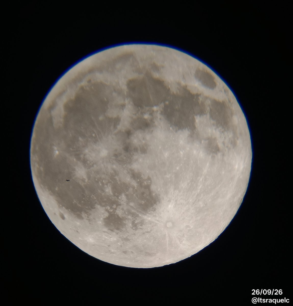 PlanetarioMad's tweet photo. "El murciélago ha aterrizado" 🦇
Luna llena 🌕 de septiembre 📆 desde Manzanares el Real (Madrid) 📍
@RaqelC 🔭📷 https://t.co/8WSfgJv51r