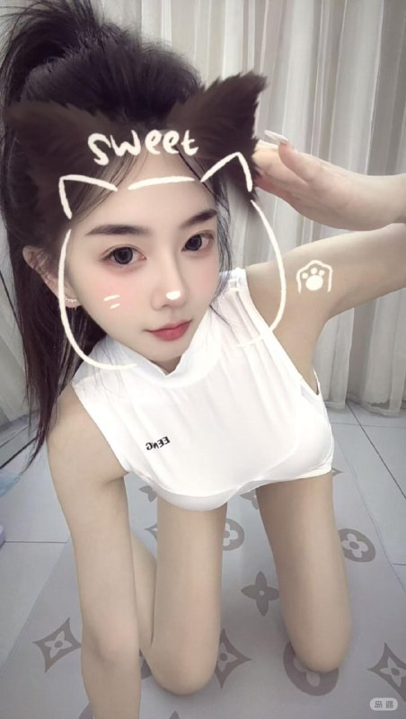 EnverTatldil's tweet photo. 膝盖跪红了都没起来，黑丝裹着肉感美腿，深沟都勒出印子了。
媚眼如丝，舌尖轻轻舔过下唇：
“别再看了……直接撕开，狠狠进来，我想被你操到腿软……”

#丝袜 #黑丝 #美腿 #BBW https://t.co/tU8mtpCrY5