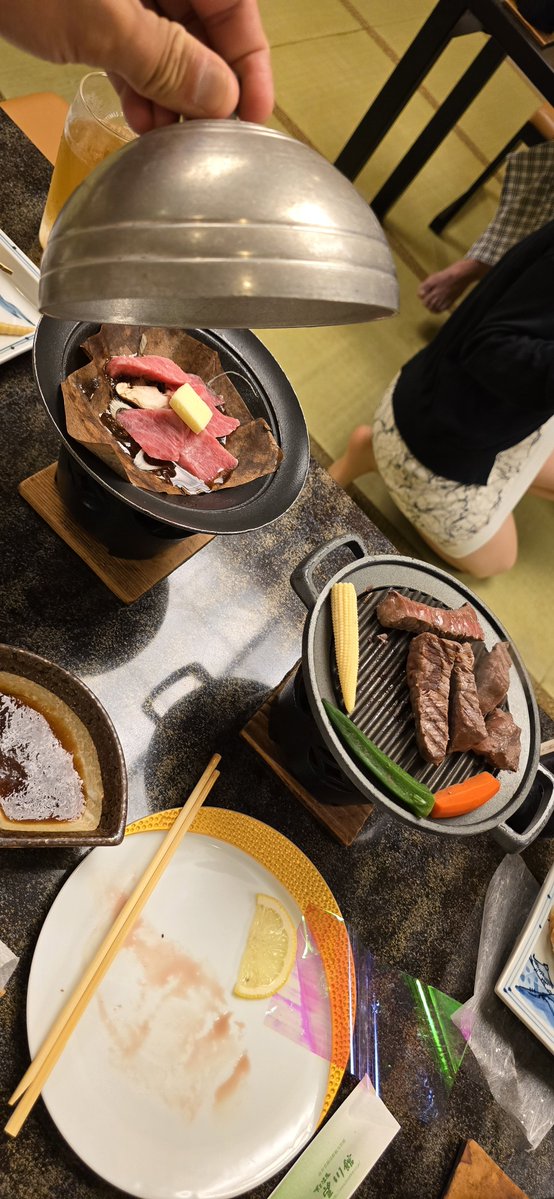 tyansoooooooon's tweet photo. 昨晩の夕飯、固形燃料の釜が二つもあると思ったらどちらも飛騨牛でした https://t.co/D9aazN18hl