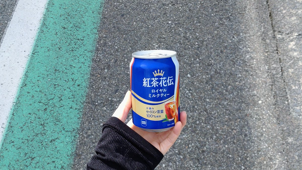 iiganaruy's tweet photo. 自販機まで歩いただけ すっかり秋模様 https://t.co/jjPqH7Qmih