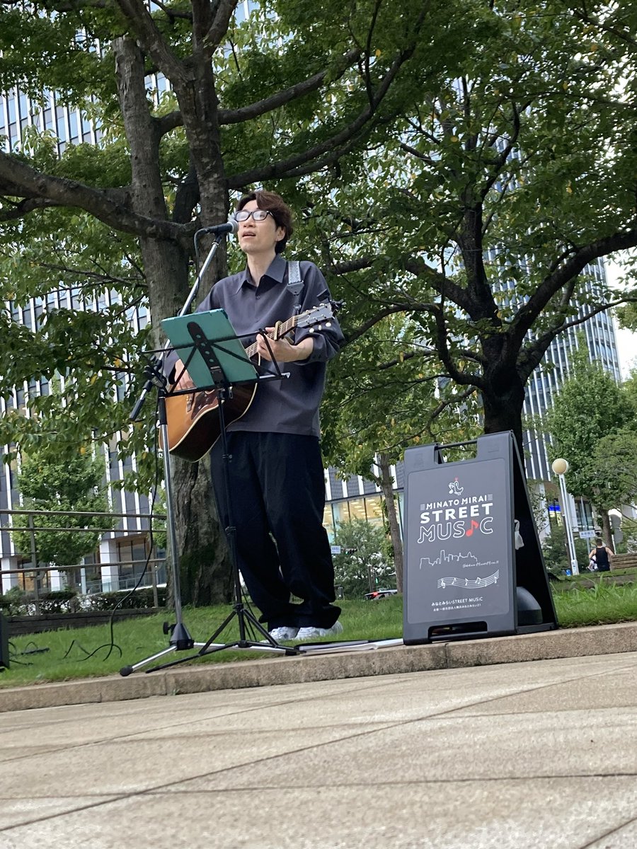 tsutomu_eguchan's tweet photo. 本日2ステージ目、初出演のMMテラスも無事終了しました！🎸

今日はLIVINGTOWNみなとみらい、MMテラスの2会場で、たくさんの方に足を止めて聴いていただき、CDやチェキもお迎えいただきました！

会場に足を運んでくれた皆さん、YouTube配信で応援してくれた皆さん、本当にありがとうございました！

またみなとみらいでお会いしましょう😊
