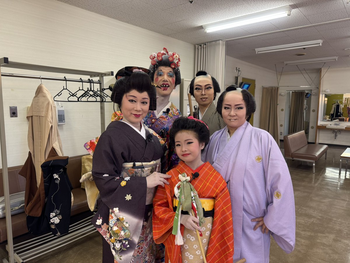 MzgTu6qPAPBieZ6's tweet photo. 今日は、延岡総合文化センターにて二見颯一さんをお迎えしての公演でした❣️沢山のお客様にお越し頂きありがとうございました😊二見さんの歌声にうっとり🤩さすが👍ですね‼️又の共演を楽しみにしてます😋
＃二見颯一 
＃いろは座 https://t.co/RXxxQ1tC1S