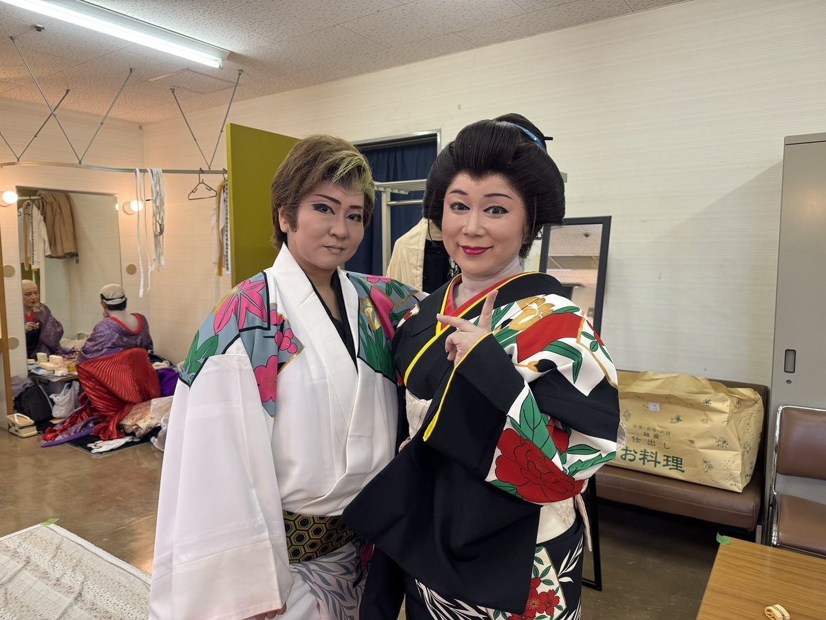 MzgTu6qPAPBieZ6's tweet photo. 今日は、延岡総合文化センターにて二見颯一さんをお迎えしての公演でした❣️沢山のお客様にお越し頂きありがとうございました😊二見さんの歌声にうっとり🤩さすが👍ですね‼️又の共演を楽しみにしてます😋
＃二見颯一 
＃いろは座 https://t.co/RXxxQ1tC1S