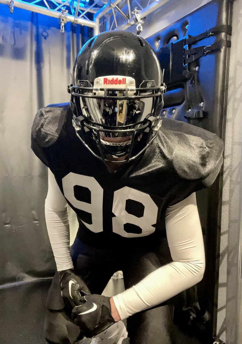 TheRealMikaHAM's tweet photo. I’ve always been fascinated by football — not just the game, but the gear and outfits too. 🏈

Would you wear a football outfit yourself? 👀
Tell me in the comments — yes or no, and what part of the gear would you love to wear? 🏈🔥

#AmericanFootball #FootballGear #Football https://t.co/iZEycrhvnh