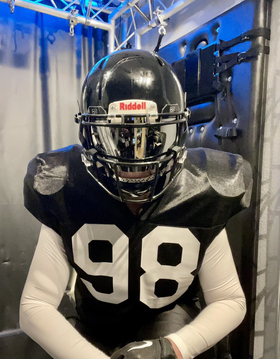 TheRealMikaHAM's tweet photo. I’ve always been fascinated by football — not just the game, but the gear and outfits too. 🏈

Would you wear a football outfit yourself? 👀
Tell me in the comments — yes or no, and what part of the gear would you love to wear? 🏈🔥

#AmericanFootball #FootballGear #Football https://t.co/iZEycrhvnh