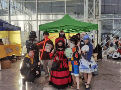 JesicaAdamevgz's tweet photo. Just crushed my first anime convention day—cosplays, merch hauls and late-night snack runs hit different! 10/10 already planning for next year!， https://t.co/3lUdyONU3y