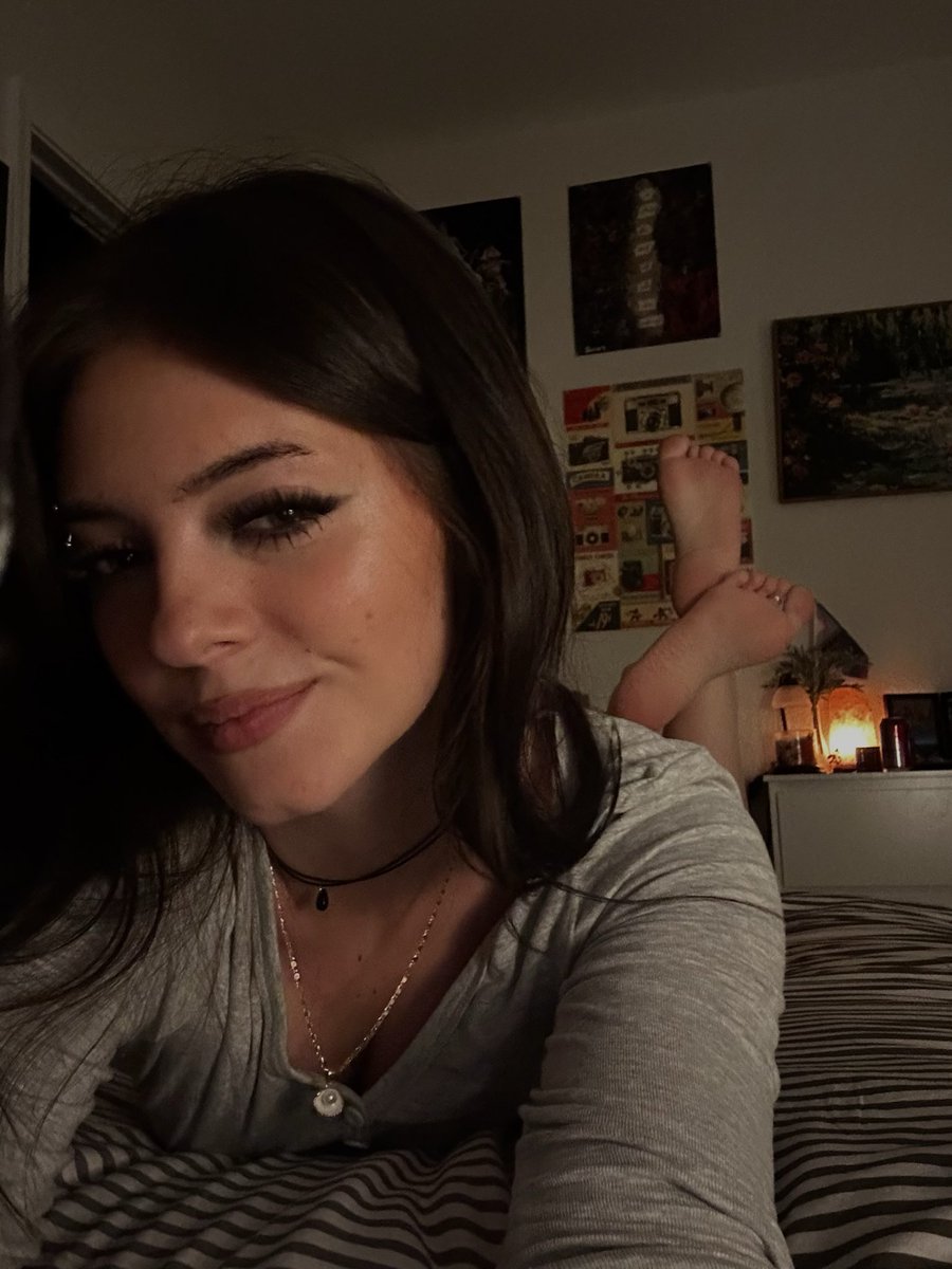 v_alyssax's tweet photo. feet reveal https://t.co/qoNFwi1Keh