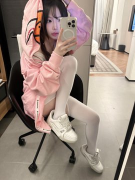 CarolLh500's tweet photo. 新鲜出炉！  刚拍形体课照，     

有人评锐吗？  哒！！       

看完不许瞎说噢！！ https://t.co/3UgkIdD4Bj