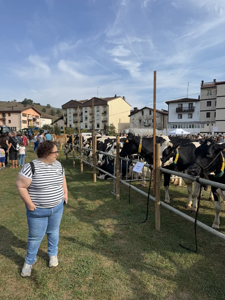 EAJAsteasu20159's tweet photo. Asteasuko Azoka Berezia – X
🐄🧺 Asteasuko Azoka Berezia, igande honetan!
Ganadua, artisautza eta bertako elikagaiak izango dira protagonista. 🌿
📍 Herriko plaza, pilotalekua eta Iturri-ondo atzeko belazea.
Etorri Asteasura eta gozatu azokaz! 
#Asteasu #AzokaBerezia #Bertakoa https://t.co/VjfMmth0pa