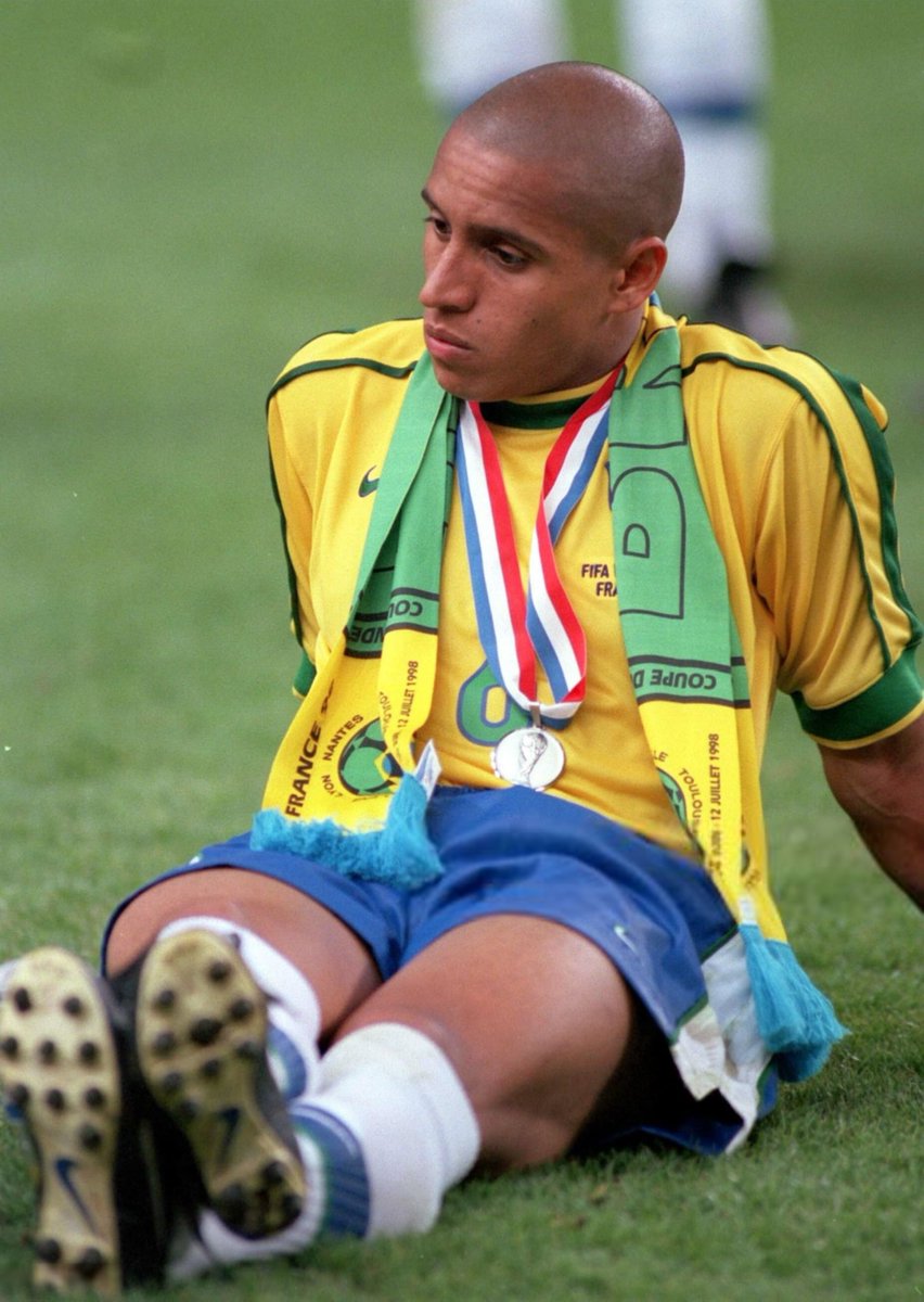 TouchlineX's tweet photo. 🚨🗣️ 𝗡𝗘𝗪: Roberto Carlos reveals that he lost an incredible 99% of the money he earned during his football career:

“I had problems with people who EMPTIED my bank account. I lost 99% of everything I earned from football.”

“One day I received a pile of documents I knew nothing about. That’s when I realised I had lost my ENTIRE history.”

“I made mistakes, so I ask younger players NOT to make the same mistakes.” 🇧🇷💰
