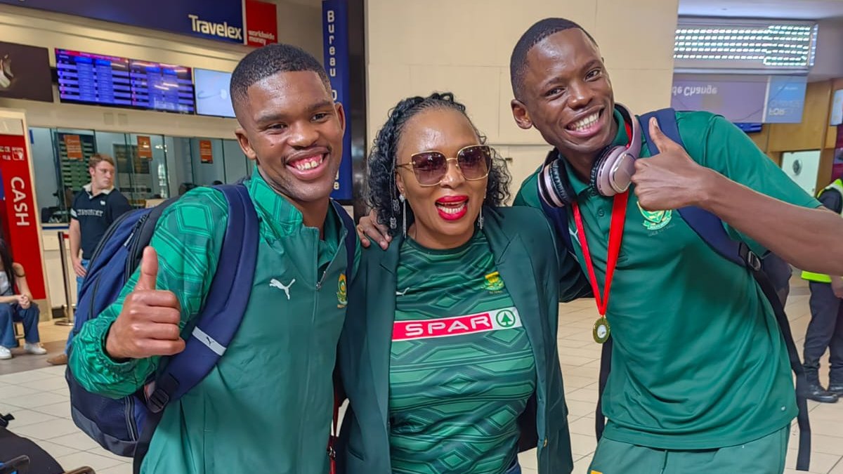 Netball_SA's tweet photo. ๐๐ข๐ ๐ ๐๐๐๐๐ก. ๐ฟ๐ฆ
A warm welcome back for our #SPARProteas and #ProteaWarriors after their Africa Netball Cup campaigns in Nairobi. ๐๐
NSA President Mami Diale was there to welcome the teams home, share a few words and celebrate the
journey with them. https://t.co/vhLuRgMsMU