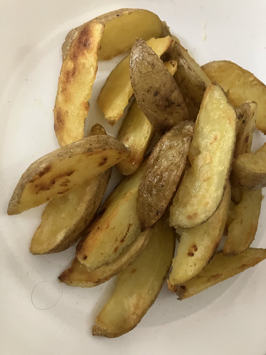mck_kon's tweet photo. レンチンしてホクホクのじゃがいもをカリカリになるまで焼いたら美味いに決まってる https://t.co/L92OPklAEZ