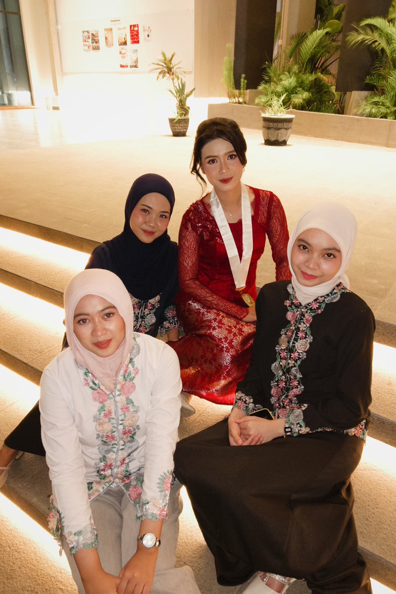 jjeyebrow's tweet photo. wisuda cece bcw https://t.co/38hO9eG8Ef