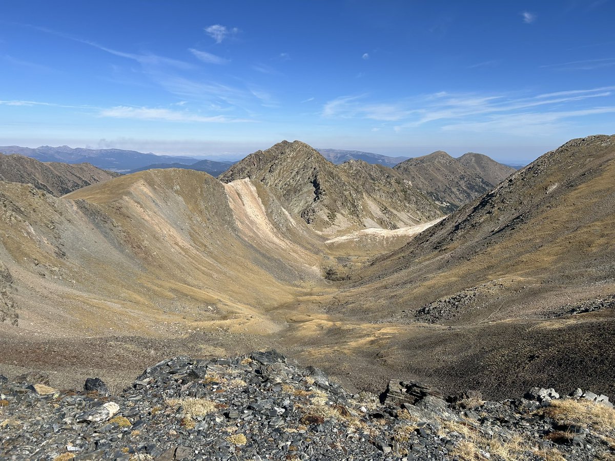 Tabe_24's tweet photo. Vall de Núria 一番メジャーだけど美しいルート。頂上のPic de Noucreusを目指しNuriaに戻るコース。だいたい12キロくらいだけど頂上までは2,799m、6歳娘の初2000m超えトレッキング🥾ほんと頑張った😭これから色んな山に4人で行けるの嬉しすぎる⛰️ https://t.co/iFHA1Z0FuT