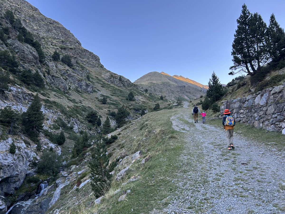 Tabe_24's tweet photo. Vall de Núria 一番メジャーだけど美しいルート。頂上のPic de Noucreusを目指しNuriaに戻るコース。だいたい12キロくらいだけど頂上までは2,799m、6歳娘の初2000m超えトレッキング🥾ほんと頑張った😭これから色んな山に4人で行けるの嬉しすぎる⛰️ https://t.co/iFHA1Z0FuT