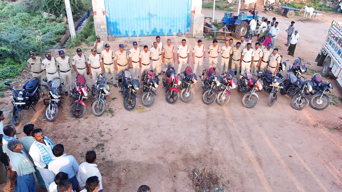PoliceKurnool's tweet photo. కడిమెట్ల గ్రామంలో కార్డెన్ అండ్ సెర్చ్ నిర్వహించిన ఎమ్మిగనూరు పోలీసులు.
40 మంది పోలీసులతో తనిఖీలు చేపట్టి 18 బైక్స్, 2 బొలేరో వాహనాలు స్వాధీనం.
ప్రజలు శాంతిభద్రతల పరిరక్షణలో పోలీసులకు సహకరించాలని విజ్ఞప్తి. #APPOLICE100 #AndhraPradeshPolice #PoliceKurnool #APPolice https://t.co/tvhxjzBl1S