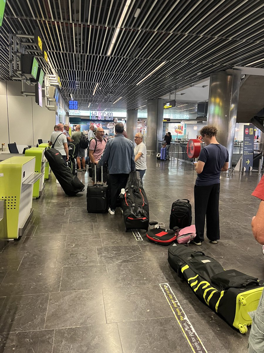 MartinDad's tweet photo. Trying to board BA2709 at Las Palmas. Checked in but have to join a 2nd queue to hand over outsized bags. Incredibly, that desk is not open because there is no-one to man it because the two staff have to finish checking in the whole flight first. Total chaos. @British_Airways https://t.co/RdYpPIUN5E