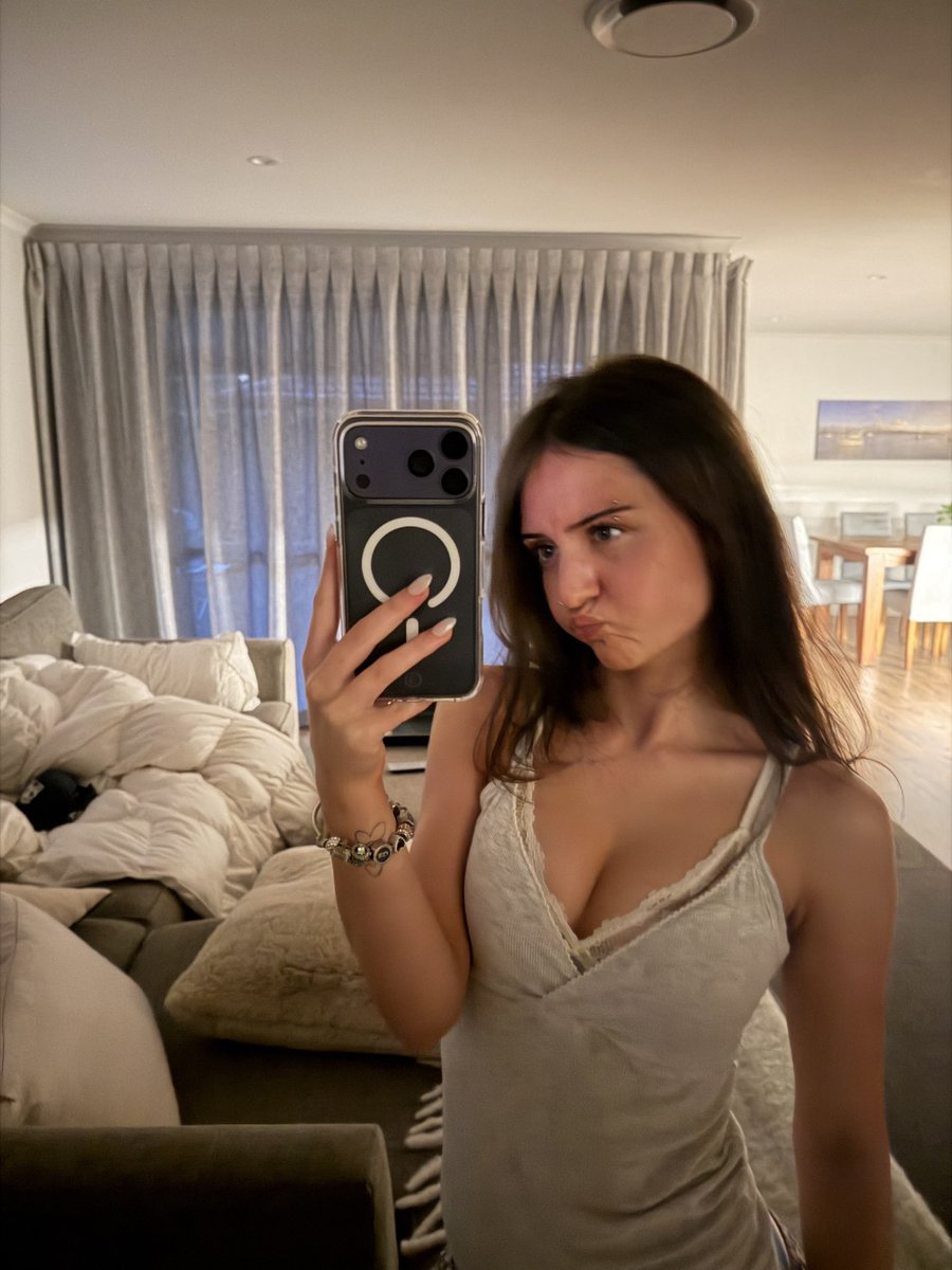 XylaniShipper's tweet photo. i promise i'm sweet  until u give me a reason to misbehave 😏 https://t.co/NrSUE7Ihxe