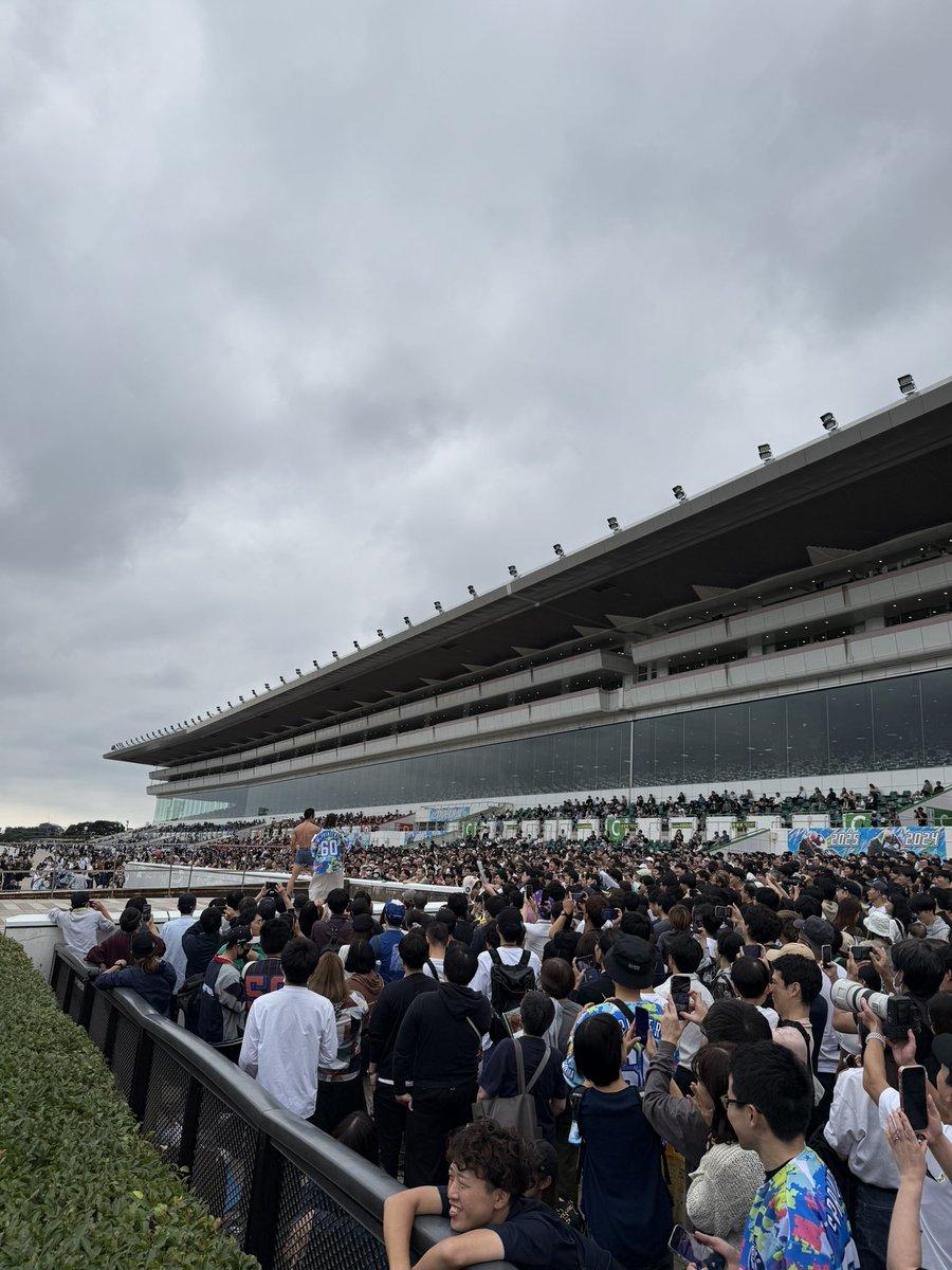 kinnikun0917's tweet photo. 中山競馬場にて、JRA-VANトークイベント＆スプリンターズステークス(G1)の表彰式に参加させていただきました。

優勝は、ピューロマジック(岩田騎手)でした。
おめでとうございます。

岩田騎手にパワー先取りされちゃったのかい？(2枚目)
優勝した関係者の皆さんと一緒にパワー(3枚目)

レースはめちゃくちゃ盛り上がりました。

ありがとうございました。

パワー
なかやまきんに君