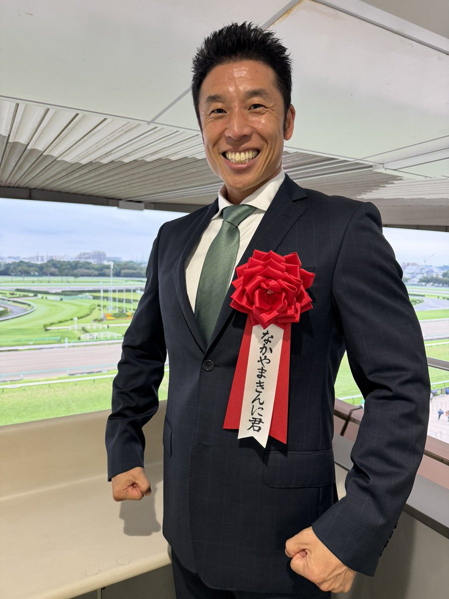 kinnikun0917's tweet photo. 中山競馬場にて、JRA-VANトークイベント＆スプリンターズステークス(G1)の表彰式に参加させていただきました。

優勝は、ピューロマジック(岩田騎手)でした。
おめでとうございます。

岩田騎手にパワー先取りされちゃったのかい？(2枚目)
優勝した関係者の皆さんと一緒にパワー(3枚目)

レースはめちゃくちゃ盛り上がりました。

ありがとうございました。

パワー
なかやまきんに君