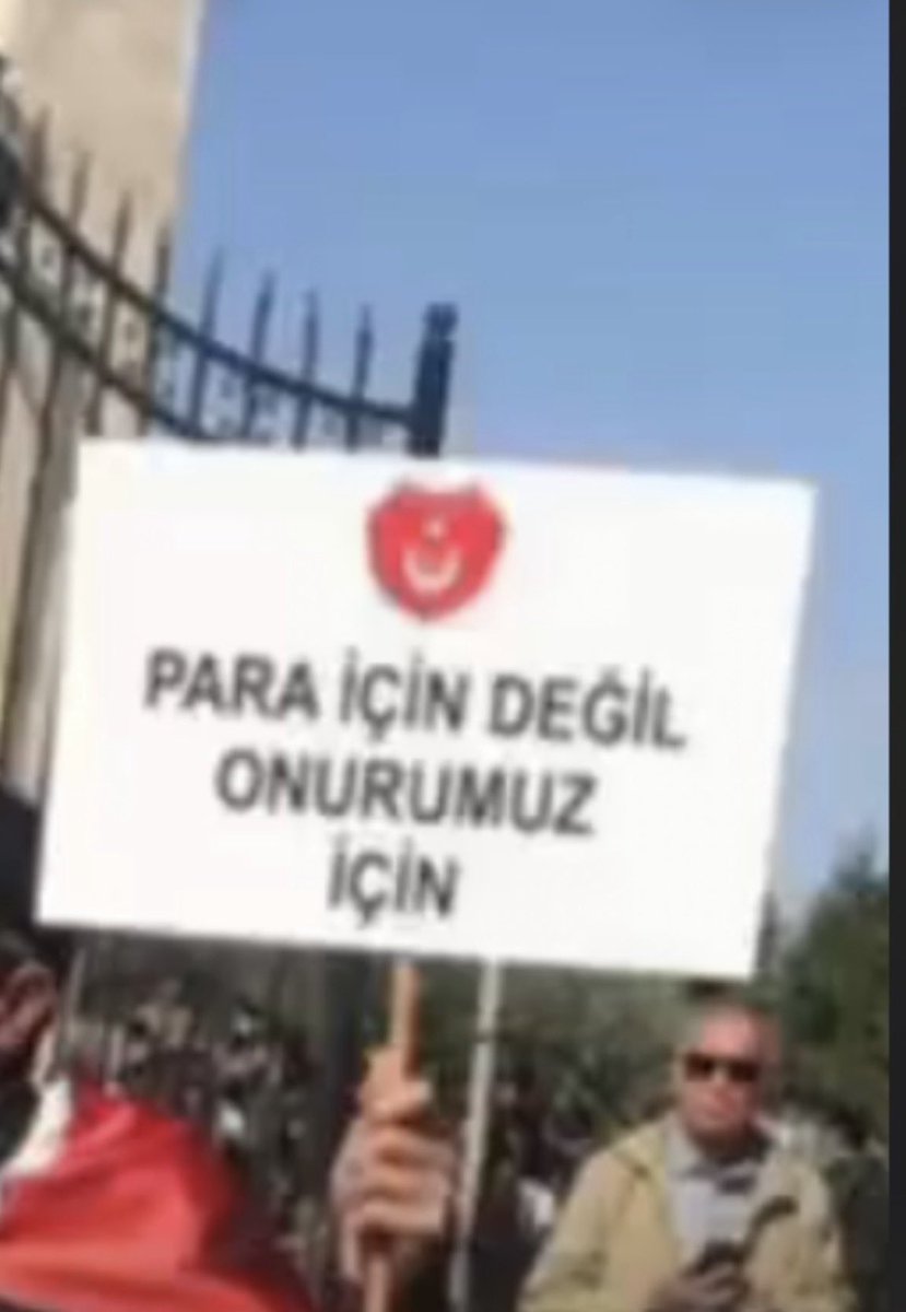 egitimis21's tweet photo. Yoksulun sırtından doyan doyana,
Bunu gören yürek nasıl dayana,
Yiğit muhtaç olmuş kuru soğana,
Bilmem söylesem mi, söylemesem mi?
#İsmailŞekeroğlu #AYM #İntihar #Tera #Fon #FatmaBetülSayanKaya #MüsaitDeğilim #FonMağdurlarıAçıklamaBekliyor #FONMAĞDURLARI #fonzede #2Milyar https://t.co/fOpo1dqpIW