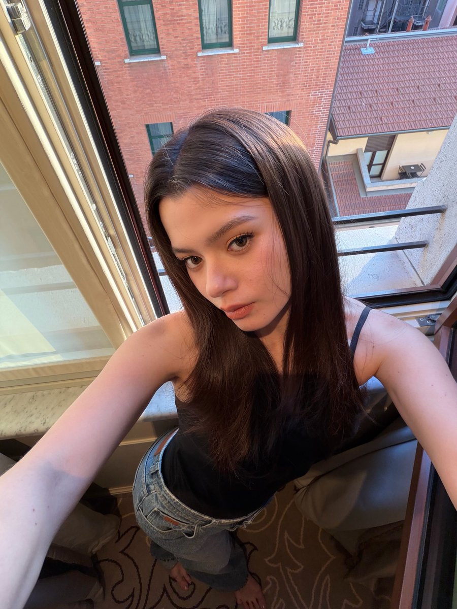 forrebeccapat's tweet photo. ท่ายืนบิดเกินกำหนดมาก5555555555555555

#BeckyxTodsSS27 #Tods
#beckysangels #BeckyArmstrong‌ #BeckyxMFWTodsSS27 https://t.co/yLo1Cn6f3o