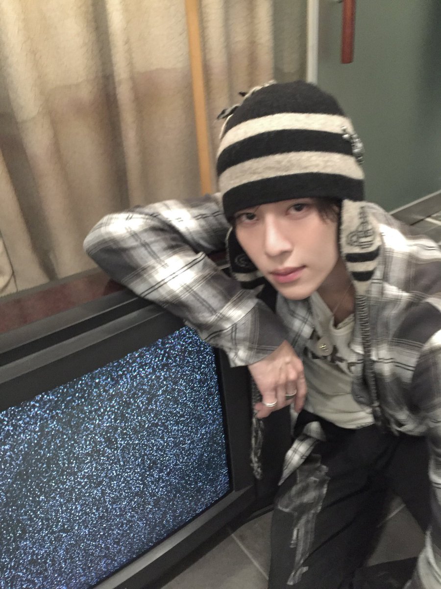 entertosiyu's tweet photo. Confused Boy https://t.co/oHlcAsJLMu