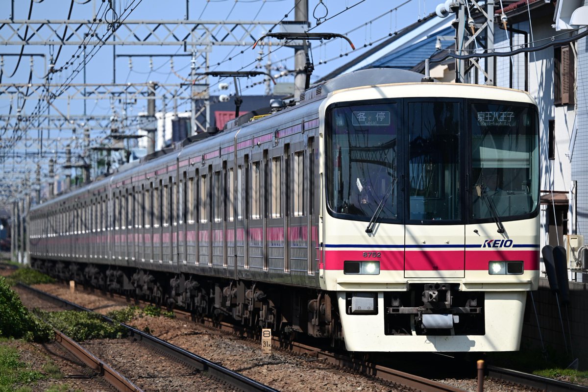newx700a507si's tweet photo. 平成初期の車両が醸し出す謎の年齢不詳感、ステンレス車体にインバータ制御という基本構成が今と同様なのが大きいだろうけど、バブル期の設計で基本的に丁寧に作り込まれている一方、平成不況期登場の後輩にコストダウンの跡が見え隠れするところも影響してるのかなと、京王8000を見て思った日曜日。 https://t.co/iffyCagRUz