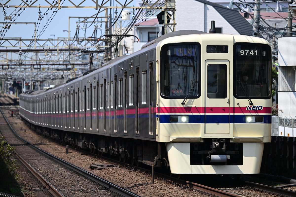 newx700a507si's tweet photo. 平成初期の車両が醸し出す謎の年齢不詳感、ステンレス車体にインバータ制御という基本構成が今と同様なのが大きいだろうけど、バブル期の設計で基本的に丁寧に作り込まれている一方、平成不況期登場の後輩にコストダウンの跡が見え隠れするところも影響してるのかなと、京王8000を見て思った日曜日。 https://t.co/iffyCagRUz