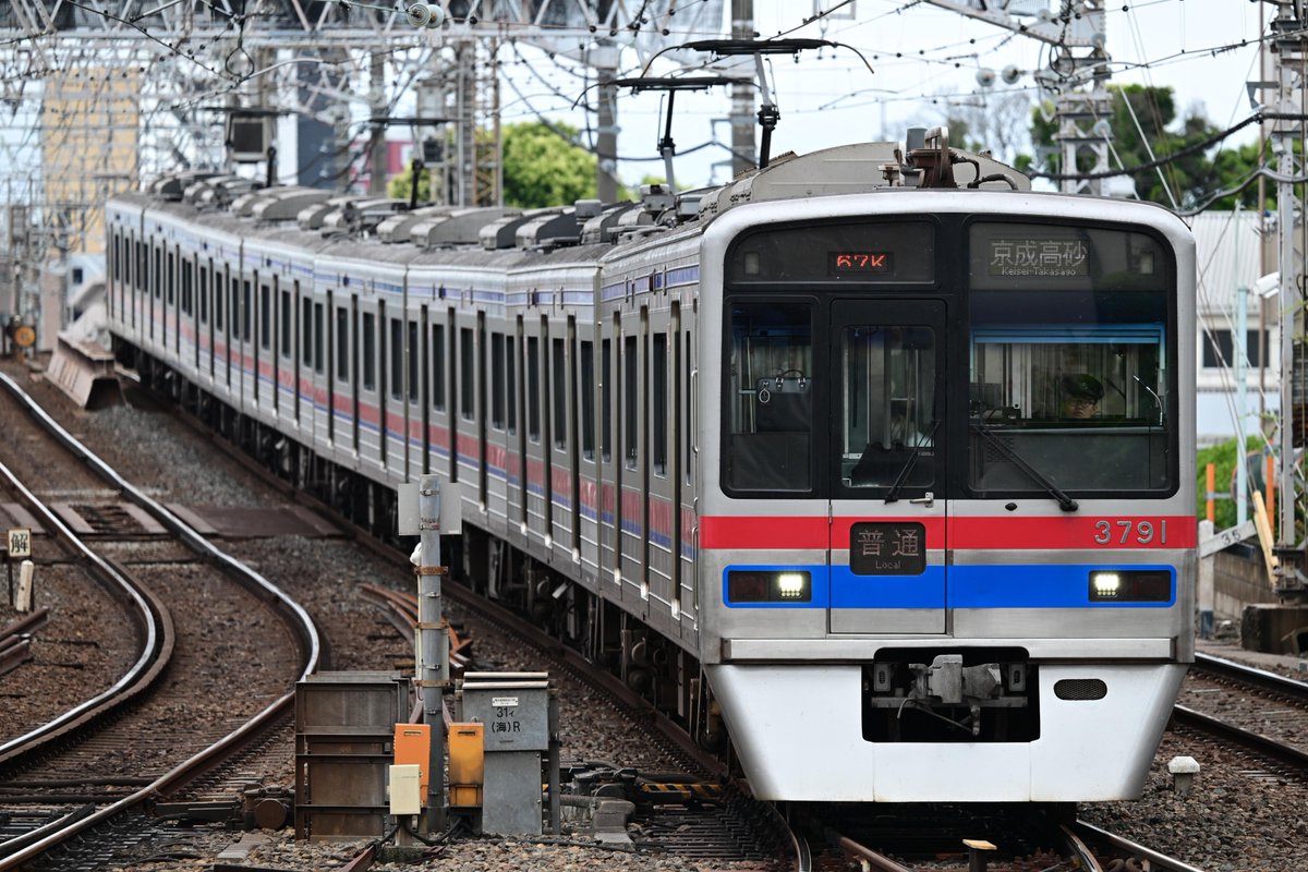newx700a507si's tweet photo. 平成初期の車両が醸し出す謎の年齢不詳感、ステンレス車体にインバータ制御という基本構成が今と同様なのが大きいだろうけど、バブル期の設計で基本的に丁寧に作り込まれている一方、平成不況期登場の後輩にコストダウンの跡が見え隠れするところも影響してるのかなと、京王8000を見て思った日曜日。 https://t.co/iffyCagRUz