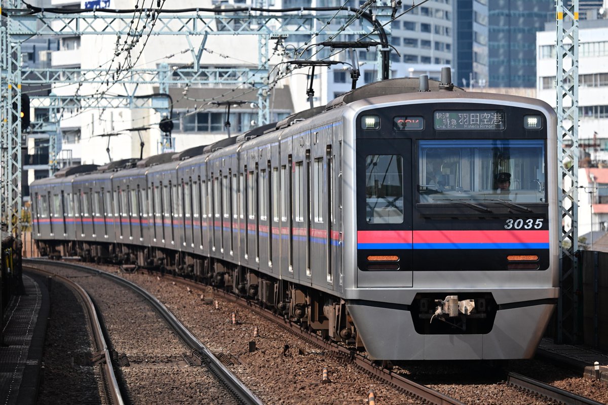 newx700a507si's tweet photo. 平成初期の車両が醸し出す謎の年齢不詳感、ステンレス車体にインバータ制御という基本構成が今と同様なのが大きいだろうけど、バブル期の設計で基本的に丁寧に作り込まれている一方、平成不況期登場の後輩にコストダウンの跡が見え隠れするところも影響してるのかなと、京王8000を見て思った日曜日。 https://t.co/iffyCagRUz