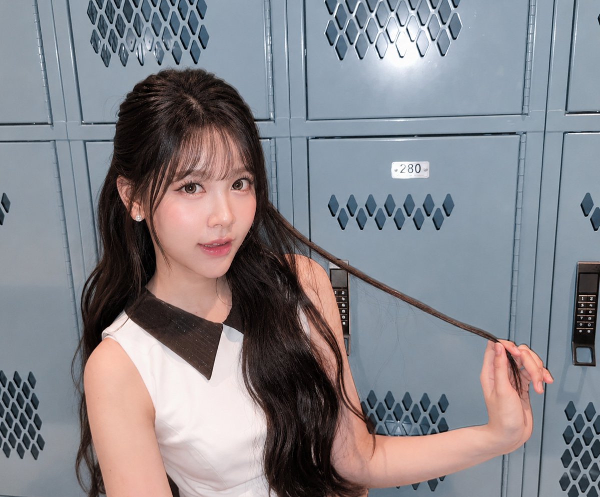 Hullabaloospirt's tweet photo. Gambaran carmen kalau pake poni😍

Btw foto ini emang d edit yaa guys foto ini udh lama bgt  udh pernah d up jg. tpi aku up kembali soalny lgi rame foto carmen ponian. Tenang gue nggak pake apk haram itu lgi buat ngedit.  #Carmen 

FOTO LAMA!! https://t.co/2SoxFLxlLR