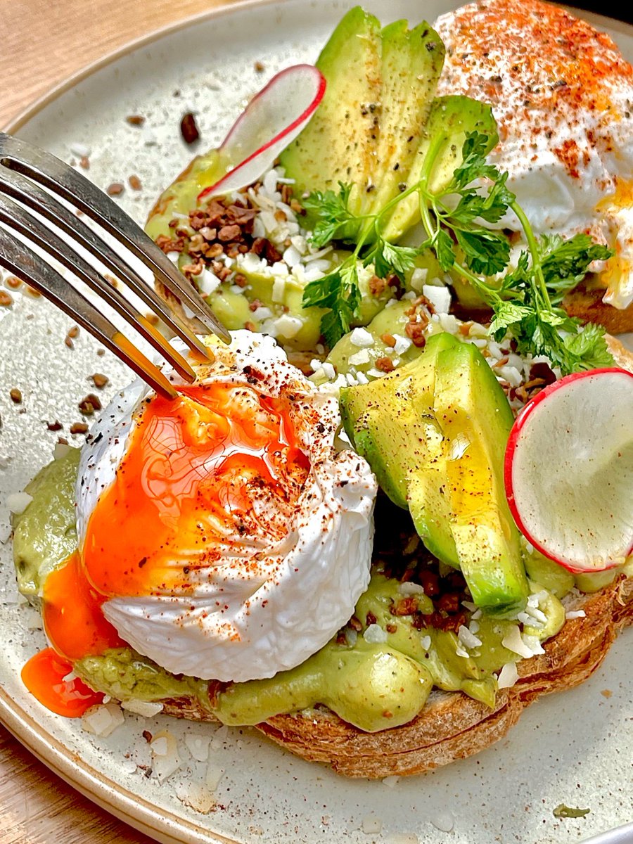 AllanWalkivt's tweet photo. Esta tostada de aguacate con huevo pochado es el mejor desayuno para empezar el día! Sabor y energía en cada bocado ， https://t.co/JDHTbZ3Omt