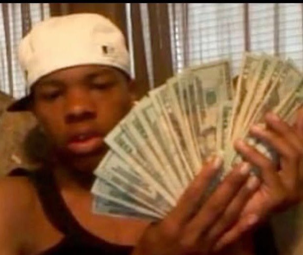 LILJEFF4001's tweet photo. Lil Baby at 13 was already counting bands while some rapper at 13 was still living with their mama https://t.co/RTByiR5UfH