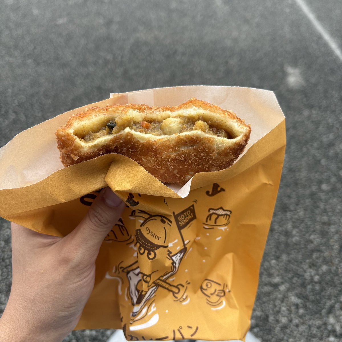Rite__03's tweet photo. 昨日は牡蠣カレーパン、焼き牡蠣、牡蠣フライと牡蠣食べ歩きしました🦪
牡蠣フライなんて牡蠣が4つくらいギチギチに入ってて最高だった https://t.co/s9c0XvFSMg