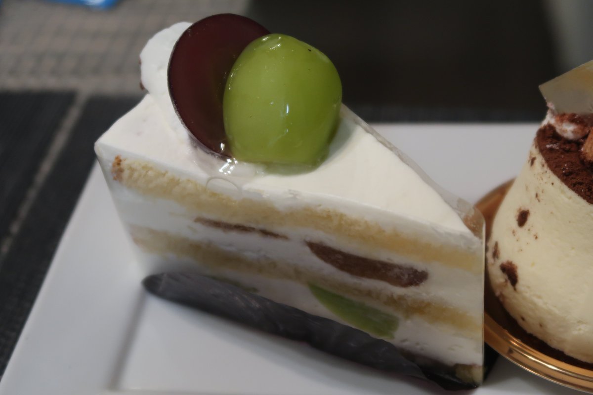 kiritom_loop's tweet photo. 西太子堂 パティスリー プレジール
・ショートケーキ
・ティラミス
・ガトーショコラ
・アニスノワゼット
独特の風味と深み
リキュール強め。
#スイーツ https://t.co/4mpMcLcyym