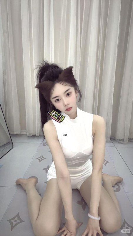 EnverTatldil's tweet photo. 膝盖跪红了都没起来，黑丝裹着肉感美腿，深沟都勒出印子了。
媚眼如丝，舌尖轻轻舔过下唇：
“别再看了……直接撕开，狠狠进来，我想被你操到腿软……”

#丝袜 #黑丝 #美腿 #BBW https://t.co/tU8mtpCrY5