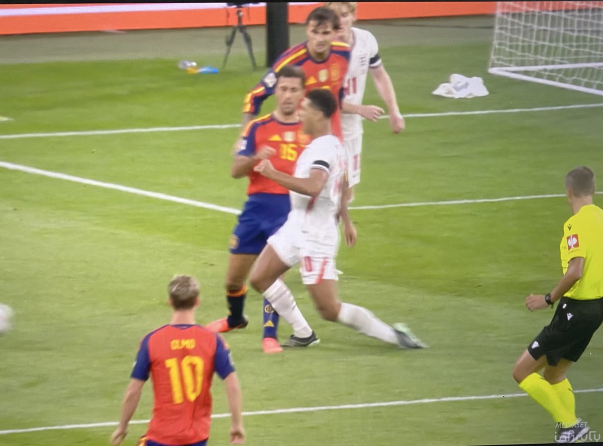 ZZiliani's tweet photo. Siamo alla vergogna totale: Massa e Di Bello in Inghilterra-Spagna concedono un rigore che in Serie A col “protocollo Orsato” è vietato. La conferma che il calcio made in Italy è fuorilegge
Bellingham (52’) cade in area su contrasto di Rodri sotto gli occhi di Massa che fa proseguire. Ma il contatto c’è stato e Di Bello richiama Massa: che rivede l’azione e comanda il calcio di rigore. Sanno che in Europa il regolamento di Orsato non conta, conta quello del calcio

Il campionato di Serie A 2026-27, cioè quello in corso, si sta svolgendo nella più aperta “irregolarità regolamentare” - in spregio al regolamento del gioco del calcio accantonato per far posto al regolamento ad personam del designatore Orsato - e andrebbe fermato, sospeso, invalidato. E adesso non è più un sospetto: è una certezza. A darcene la prova sono stati ieri proprio due arbitri italiani, Massa e Di Bello, designati dall’UEFA per dirigere la sfida Inghilterra-Spagna di Nations League: Massa arbitro in campo, Di Bello arbitro al VAR. Ebbene, sapete cosa è successo?

È successo che al minuto 52, sul risultato di 2-1 per l’Inghilterra, Bellingham è caduto in area dopo un contrasto con Rodri: il tutto sotto gli occhi di Massa che come le immagini dimostrano è lì a due passi, vede tutto e decide che Rodri non ha commesso alcun fallo oppure che Bellingham è caduto a terra accentuando l’entità del contatto.

Fosse successo nel campionato di Serie A, ligio alle direttive di Orsato l’addetto al VAR si sarebbe ben guardato dal richiamare l’arbitro alla revisione dell’azione: lo abbiamo visto innumerevoli volte nelle prime 5 giornate in cui in 50 partite c’è stata solo un’OFR (e per un fallo di mano non visto in Genoa-Frosinone), mai per cadute dopo contrasti in area come ad esempio l’intervento falloso di Alajbegovic su Keita in Juventus-Parma, sul risultato di 1-0, con rigore per il Parma non concesso dall’arbitro Fourneau e silenzio di tomba dell’addetto VAR Meraviglia, come per lo sgambetto di Dragusin a Monterisi in Fiorentina-Frosinone o come per la spinta di DeBruyne a Vazquez in Genoa-Napoli alla prima di campionato.

Cos’è successo invece in Inghilterra-Spagna? È successo che Di Bello, l’arbitro al VAR, si è ricordato che in tutta Europa, anzi che in tutto il mondo si gioca con il regolamento del gioco del calcio e non con quello di Orsato; e poichè il contatto tra la tibia di Rodri e quella di Bellingham c’era stato e il regolamento invita espressamente il VAR a richiamare l’arbitro in caso di chiaro ed evidente errore, ecco che Di Bello rinsavisce di colpo, richiama Massa e lo invita all’On Field Review a bordo campo.

Massa risponde obbedisco, va al monitor, vede la gamba di Rodri colpire la gamba di Bellingham e anche se l’inglese ci marcia un po’ lasciandosi cadere più che volentieri, facendo cioè ciò che Orsato odia e persegue di più, Massa non ha dubbi: poichè non siamo in Serie A dove vige la giurisdizione dello sceriffo di Schio ma in Europa, dove conta il regolamento, l’intervento di Rodri su Bellingham è da calcio di rigore. Dito puntato sul dischetto e tanti saluti al “protocollo Orsato” (che Massa e Di Bello, naturalmente, torneranno ad osservare fin dalla prossima giornata di campionato in barba al regolamento del gioco del calcio).

Insomma, ormai l’avete capito tutti: siamo alle comiche. Anche se in realtà per chi ama il calcio e ha a cuore i valori della regolarità e della giustizia c’è ben poco da ridere: perchè Massa e Di Bello hanno confermato ieri, col loro operato in Inghilterra-Spagna, che quello che si gioca in Italia è un calcio fuorilegge, da selvaggio West, dove i banditi hanno licenza di fare quel che gli pare perchè allo sceriffo del villaggio, lo sceriffo Orsato, piace così.

L’ho scritto prim’ancora che il campionato cominciasse, l’ho ripetuto a giochi aperti e lo ribadisco anche oggi: o qualcuno nel Palazzo interviene a mettere la camicia di forza al designatore Orsato dando ordine che si ritorni all’uso e al rispetto del regolamento del gioco del calcio valido in tutto il mondo, oppure il calcio italiano - che già non è messo bene - finirà alla gogna del mondo intero come il calcio dei fuorilegge.

Fermate Orsato. Nel vecchio West si sarebbe detto: Wanted dead or alive.

P.S. Se l’articolo ti è piaciuto e ancora non conosci il mio profilo “Palla Avvelenata” su https://t.co/l4gP5JEXPE  vieni a dargli un’occhiata; e valuta la possibilità di abbonarti (6 euro l'abbonamento mensile, 60 quello annuale) per avere ogni giorno una lettura di qualità e un giornalismo libero e indipendente. “Palla Avvelenata” è un bestseller di Substack con abbonati in USA, Francia, Inghilterra e altri Paesi del mondo