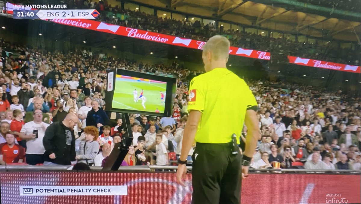 ZZiliani's tweet photo. Siamo alla vergogna totale: Massa e Di Bello in Inghilterra-Spagna concedono un rigore che in Serie A col “protocollo Orsato” è vietato. La conferma che il calcio made in Italy è fuorilegge
Bellingham (52’) cade in area su contrasto di Rodri sotto gli occhi di Massa che fa proseguire. Ma il contatto c’è stato e Di Bello richiama Massa: che rivede l’azione e comanda il calcio di rigore. Sanno che in Europa il regolamento di Orsato non conta, conta quello del calcio

Il campionato di Serie A 2026-27, cioè quello in corso, si sta svolgendo nella più aperta “irregolarità regolamentare” - in spregio al regolamento del gioco del calcio accantonato per far posto al regolamento ad personam del designatore Orsato - e andrebbe fermato, sospeso, invalidato. E adesso non è più un sospetto: è una certezza. A darcene la prova sono stati ieri proprio due arbitri italiani, Massa e Di Bello, designati dall’UEFA per dirigere la sfida Inghilterra-Spagna di Nations League: Massa arbitro in campo, Di Bello arbitro al VAR. Ebbene, sapete cosa è successo?

È successo che al minuto 52, sul risultato di 2-1 per l’Inghilterra, Bellingham è caduto in area dopo un contrasto con Rodri: il tutto sotto gli occhi di Massa che come le immagini dimostrano è lì a due passi, vede tutto e decide che Rodri non ha commesso alcun fallo oppure che Bellingham è caduto a terra accentuando l’entità del contatto.

Fosse successo nel campionato di Serie A, ligio alle direttive di Orsato l’addetto al VAR si sarebbe ben guardato dal richiamare l’arbitro alla revisione dell’azione: lo abbiamo visto innumerevoli volte nelle prime 5 giornate in cui in 50 partite c’è stata solo un’OFR (e per un fallo di mano non visto in Genoa-Frosinone), mai per cadute dopo contrasti in area come ad esempio l’intervento falloso di Alajbegovic su Keita in Juventus-Parma, sul risultato di 1-0, con rigore per il Parma non concesso dall’arbitro Fourneau e silenzio di tomba dell’addetto VAR Meraviglia, come per lo sgambetto di Dragusin a Monterisi in Fiorentina-Frosinone o come per la spinta di DeBruyne a Vazquez in Genoa-Napoli alla prima di campionato.

Cos’è successo invece in Inghilterra-Spagna? È successo che Di Bello, l’arbitro al VAR, si è ricordato che in tutta Europa, anzi che in tutto il mondo si gioca con il regolamento del gioco del calcio e non con quello di Orsato; e poichè il contatto tra la tibia di Rodri e quella di Bellingham c’era stato e il regolamento invita espressamente il VAR a richiamare l’arbitro in caso di chiaro ed evidente errore, ecco che Di Bello rinsavisce di colpo, richiama Massa e lo invita all’On Field Review a bordo campo.

Massa risponde obbedisco, va al monitor, vede la gamba di Rodri colpire la gamba di Bellingham e anche se l’inglese ci marcia un po’ lasciandosi cadere più che volentieri, facendo cioè ciò che Orsato odia e persegue di più, Massa non ha dubbi: poichè non siamo in Serie A dove vige la giurisdizione dello sceriffo di Schio ma in Europa, dove conta il regolamento, l’intervento di Rodri su Bellingham è da calcio di rigore. Dito puntato sul dischetto e tanti saluti al “protocollo Orsato” (che Massa e Di Bello, naturalmente, torneranno ad osservare fin dalla prossima giornata di campionato in barba al regolamento del gioco del calcio).

Insomma, ormai l’avete capito tutti: siamo alle comiche. Anche se in realtà per chi ama il calcio e ha a cuore i valori della regolarità e della giustizia c’è ben poco da ridere: perchè Massa e Di Bello hanno confermato ieri, col loro operato in Inghilterra-Spagna, che quello che si gioca in Italia è un calcio fuorilegge, da selvaggio West, dove i banditi hanno licenza di fare quel che gli pare perchè allo sceriffo del villaggio, lo sceriffo Orsato, piace così.

L’ho scritto prim’ancora che il campionato cominciasse, l’ho ripetuto a giochi aperti e lo ribadisco anche oggi: o qualcuno nel Palazzo interviene a mettere la camicia di forza al designatore Orsato dando ordine che si ritorni all’uso e al rispetto del regolamento del gioco del calcio valido in tutto il mondo, oppure il calcio italiano - che già non è messo bene - finirà alla gogna del mondo intero come il calcio dei fuorilegge.

Fermate Orsato. Nel vecchio West si sarebbe detto: Wanted dead or alive.

P.S. Se l’articolo ti è piaciuto e ancora non conosci il mio profilo “Palla Avvelenata” su https://t.co/l4gP5JEXPE  vieni a dargli un’occhiata; e valuta la possibilità di abbonarti (6 euro l'abbonamento mensile, 60 quello annuale) per avere ogni giorno una lettura di qualità e un giornalismo libero e indipendente. “Palla Avvelenata” è un bestseller di Substack con abbonati in USA, Francia, Inghilterra e altri Paesi del mondo
